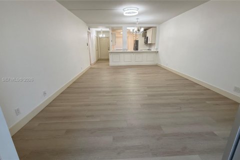 Купить кондоминиум в Маргит, Флорида 1 спальня, 89.19м2, № 2007293 - фото 3