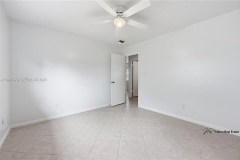 House in Vero Beach, Florida 3 bedrooms, 106.84 sq.m. № 2003004 - photo 18