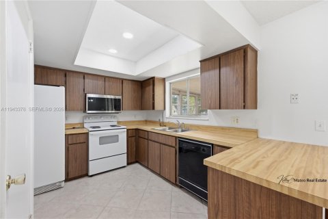 House in Vero Beach, Florida 3 bedrooms, 106.84 sq.m. № 2003004 - photo 11