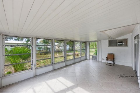 House in Vero Beach, Florida 3 bedrooms, 106.84 sq.m. № 2003004 - photo 12