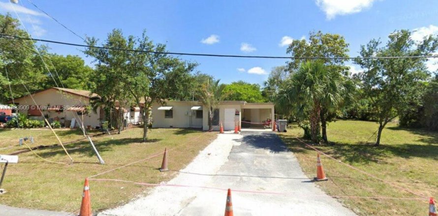 House in Pompano Beach, Florida 3 bedrooms, 91.79 sq.m. № 1935493