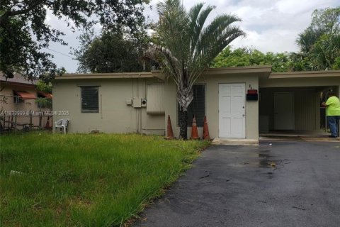 House in Pompano Beach, Florida 3 bedrooms, 91.79 sq.m. № 1935493 - photo 2