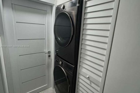 Снять в аренду таунхаус в Халландейл-Бич, Флорида 1 спальня, 64.75м2, № 2032457 - фото 8