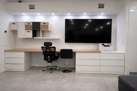 Снять в аренду таунхаус в Халландейл-Бич, Флорида 1 спальня, 64.75м2, № 2032457 - фото 2