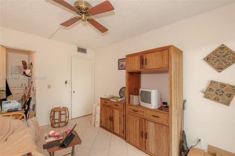 Condo in Pembroke Pines, Florida, 2 bedrooms № 1987159 - photo 24