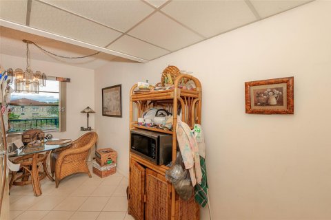 Condo in Pembroke Pines, Florida, 2 bedrooms № 1987159 - photo 15
