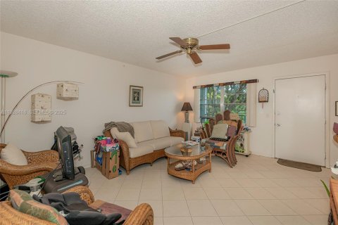 Condo in Pembroke Pines, Florida, 2 bedrooms № 1987159 - photo 7