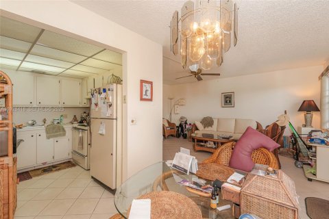 Condo in Pembroke Pines, Florida, 2 bedrooms № 1987159 - photo 11
