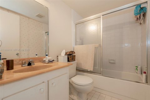 Condo in Pembroke Pines, Florida, 2 bedrooms № 1987159 - photo 20