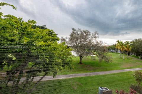 Condo in Pembroke Pines, Florida, 2 bedrooms № 1987159 - photo 29