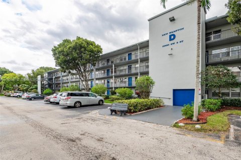 Condo in Pembroke Pines, Florida, 2 bedrooms № 1987159 - photo 1