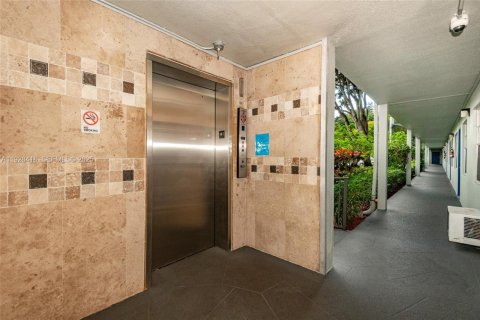 Condo in Pembroke Pines, Florida, 2 bedrooms № 1987159 - photo 2