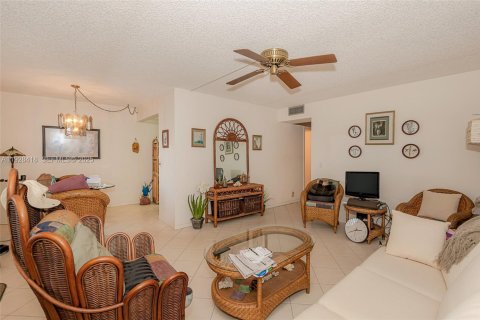 Condo in Pembroke Pines, Florida, 2 bedrooms № 1987159 - photo 5
