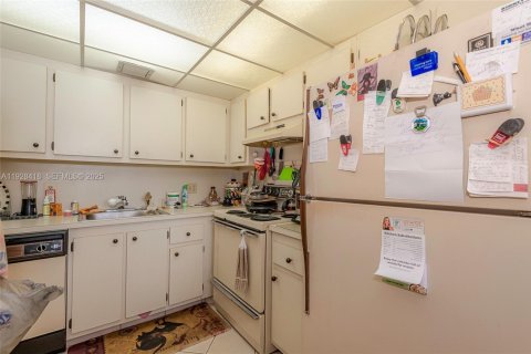 Condo in Pembroke Pines, Florida, 2 bedrooms № 1987159 - photo 13