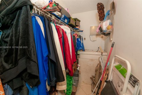 Condo in Pembroke Pines, Florida, 2 bedrooms № 1987159 - photo 25