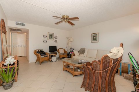 Condo in Pembroke Pines, Florida, 2 bedrooms № 1987159 - photo 4