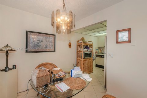 Condo in Pembroke Pines, Florida, 2 bedrooms № 1987159 - photo 10