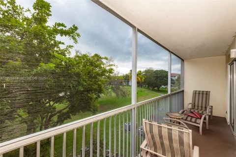 Condo in Pembroke Pines, Florida, 2 bedrooms № 1987159 - photo 28