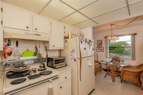 Condo in Pembroke Pines, Florida, 2 bedrooms № 1987159 - photo 14
