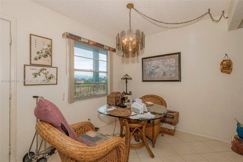 Condo in Pembroke Pines, Florida, 2 bedrooms № 1987159 - photo 8
