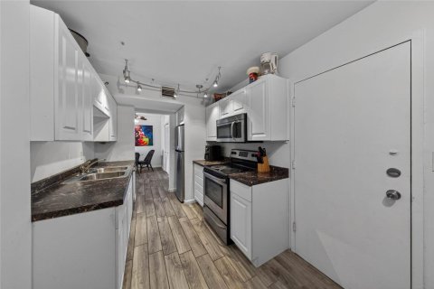 Condo in Hollywood, Florida, 1 bedroom  № 2187610 - photo 4