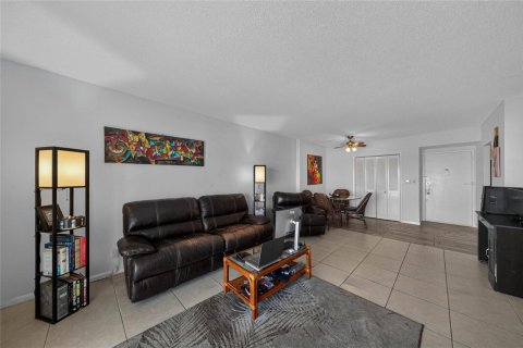 Condo in Hollywood, Florida, 1 bedroom  № 2187610 - photo 10