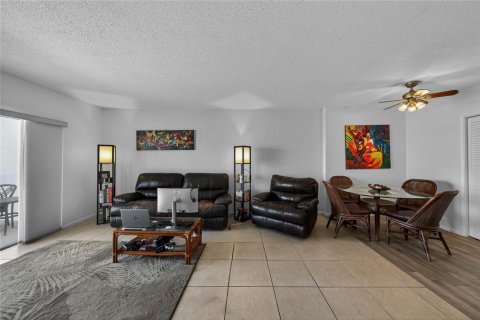 Condo in Hollywood, Florida, 1 bedroom  № 2187610 - photo 9