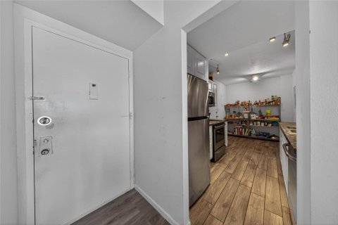Condo in Hollywood, Florida, 1 bedroom  № 2187610 - photo 6