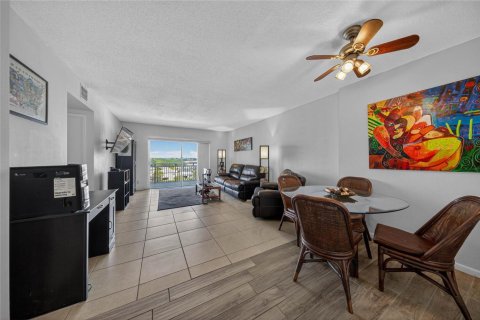 Condo in Hollywood, Florida, 1 bedroom  № 2187610 - photo 5