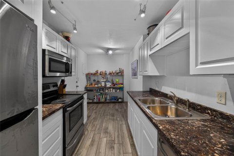 Condo in Hollywood, Florida, 1 bedroom  № 2187610 - photo 2