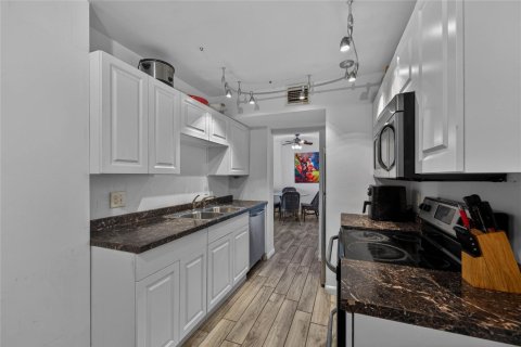 Condo in Hollywood, Florida, 1 bedroom  № 2187610 - photo 3