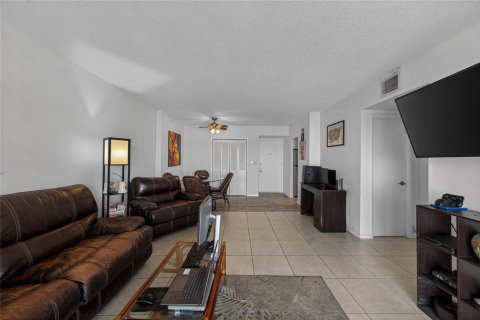 Condo in Hollywood, Florida, 1 bedroom  № 2187610 - photo 11