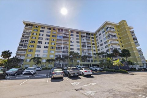 Condo in Hollywood, Florida, 1 bedroom  № 2187610 - photo 21