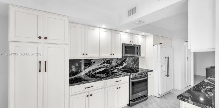 Кондоминиум с 2 спальнями в Майами, Флорида № 1989862