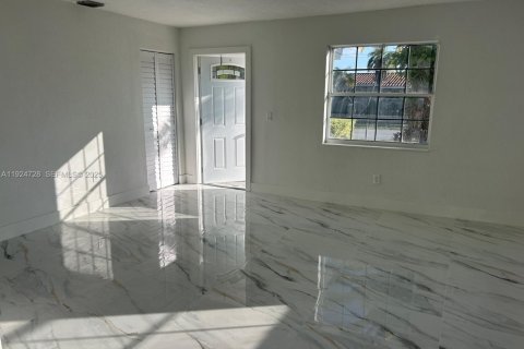 House in Miami Gardens, Florida 3 bedrooms, 129.6 sq.m. № 1982691 - photo 2