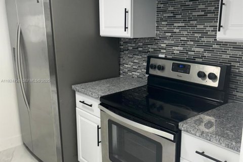 House in Miami Gardens, Florida 3 bedrooms, 129.6 sq.m. № 1982691 - photo 1