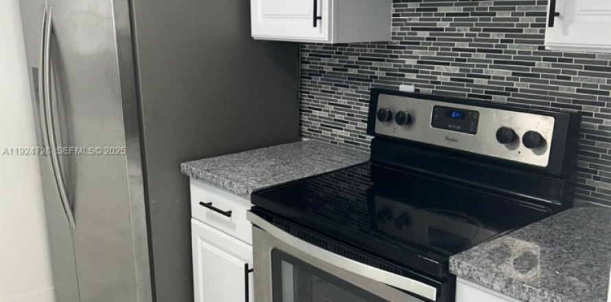 House in Miami Gardens, Florida 3 bedrooms, 129.6 sq.m. № 1982691