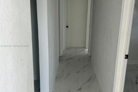 House in Miami Gardens, Florida 3 bedrooms, 129.6 sq.m. № 1982691 - photo 3