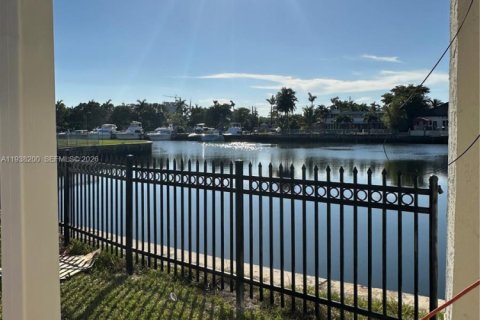 Copropriété à vendre à Hallandale Beach, Floride: 2 chambres, 85.84 m2 № 1995942 - photo 3