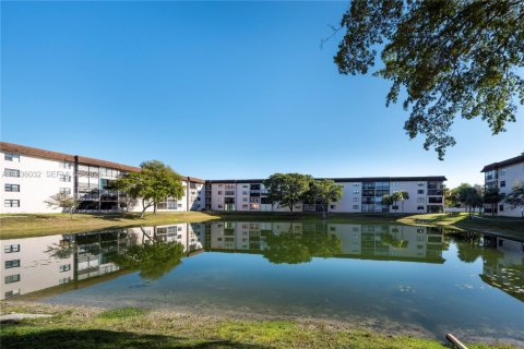 Copropriété à vendre à Tamarac, Floride: 2 chambres, 117.99 m2 № 1998241 - photo 13