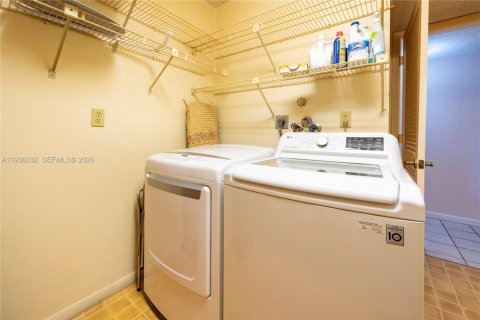 Copropriété à vendre à Tamarac, Floride: 2 chambres, 117.99 m2 № 1998241 - photo 12