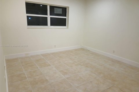 Condo in Lauderdale Lakes, Florida, 1 bedroom  № 1860820 - photo 9