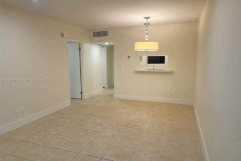 Condo in Lauderdale Lakes, Florida, 1 bedroom  № 1860820 - photo 5