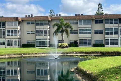 Condo in Lauderdale Lakes, Florida, 1 bedroom  № 1860820 - photo 1