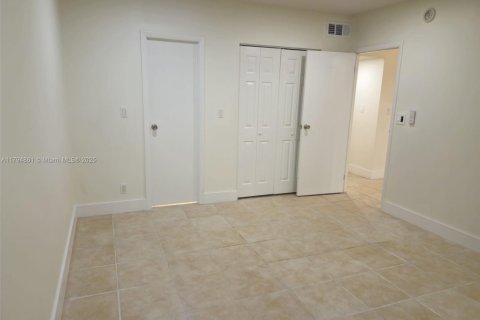 Condo in Lauderdale Lakes, Florida, 1 bedroom  № 1860820 - photo 10