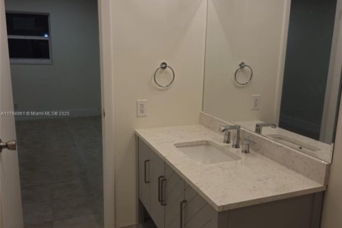 Condo in Lauderdale Lakes, Florida, 1 bedroom  № 1860820 - photo 13