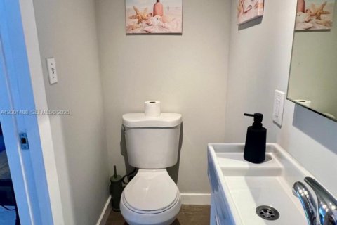 House in Miami, Florida 2 bedrooms, 69.68 sq.m. № 2067818 - photo 11