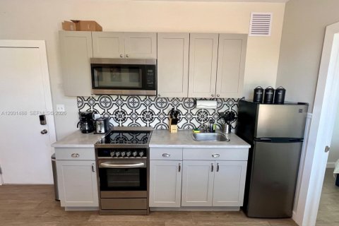 House in Miami, Florida 2 bedrooms, 69.68 sq.m. № 2067818 - photo 4