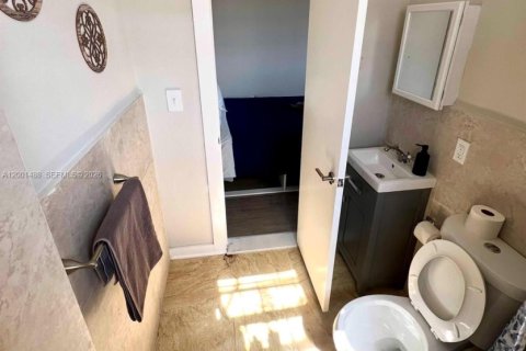 House in Miami, Florida 2 bedrooms, 69.68 sq.m. № 2067818 - photo 7