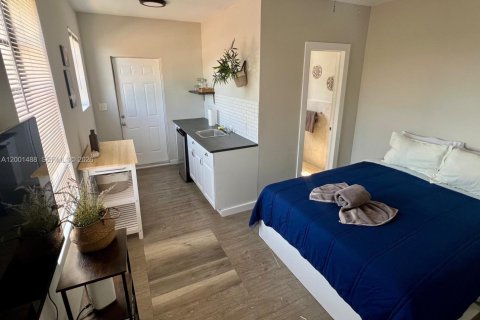 House in Miami, Florida 2 bedrooms, 69.68 sq.m. № 2067818 - photo 6